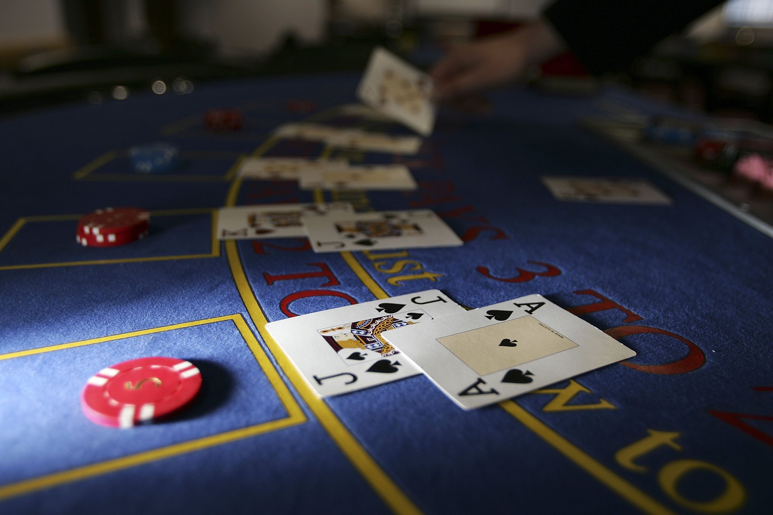 Enjoy Online Gambling with Poker Cards