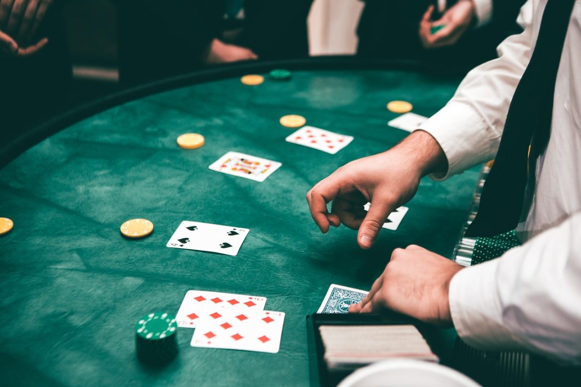 How can I start playing online casino games?