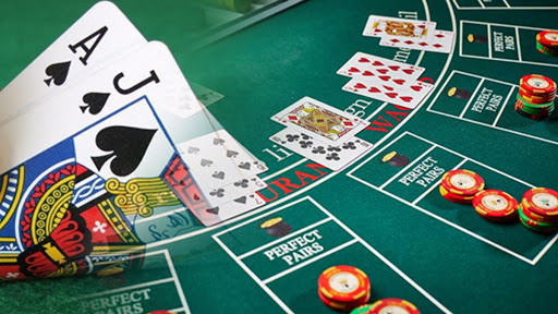 What is the importance of licensing for online casinos?